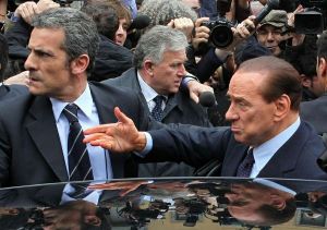 Berluzioni fuori dal tribunale di Milano